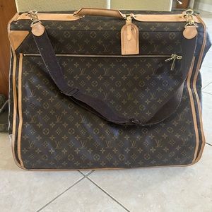 This is an authentic LOUIS VUITTON Monogram
Garment Bag